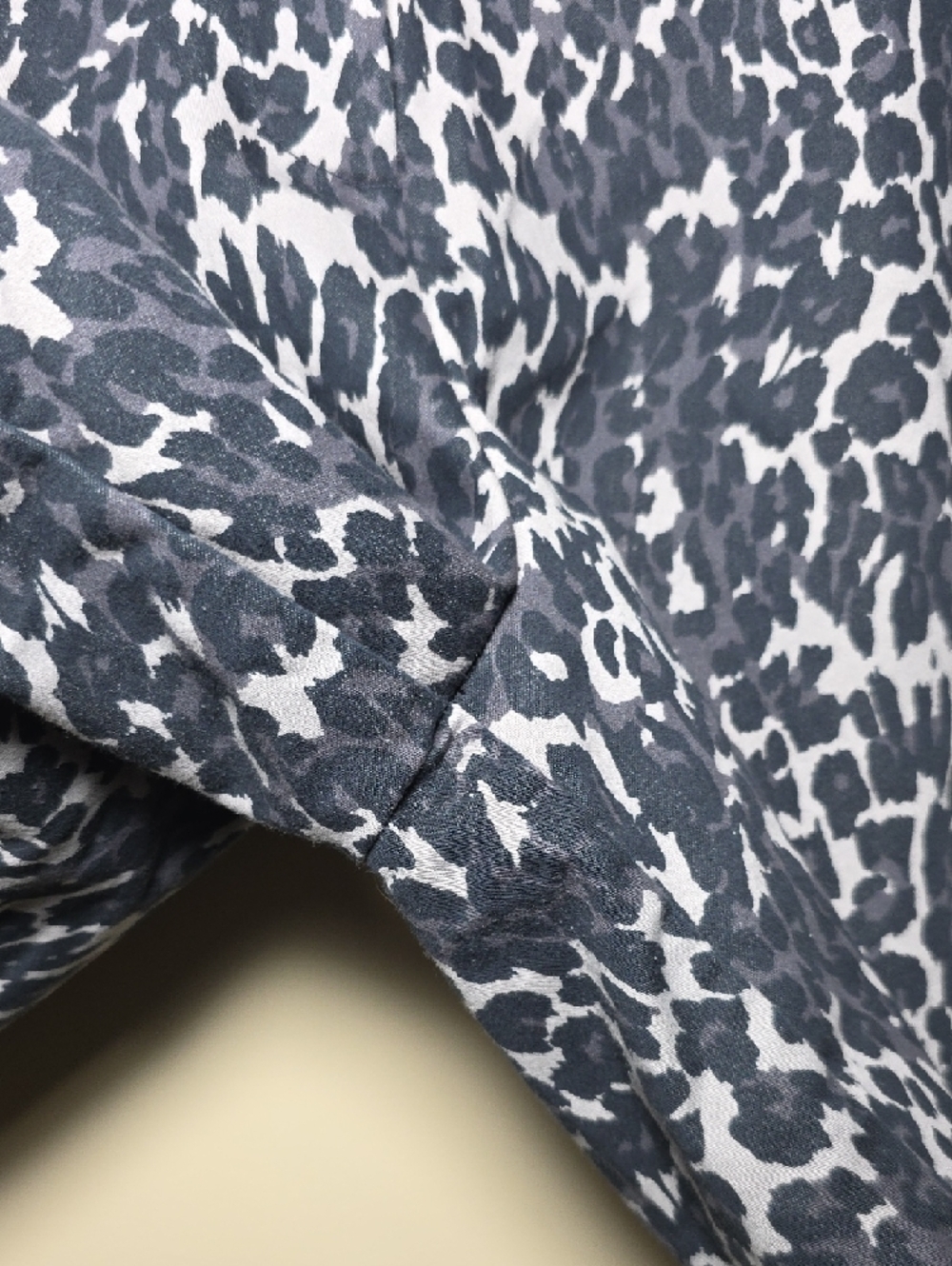 Isaac Mizrahi NY Leopard Print Shorts Size 16 Black Gray - Picture 5 of 8